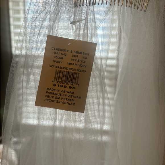 NEW WITH TAGS WEDDING VEIL - Picture 2 of 8